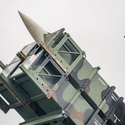 Ein gefechtsbereites Flugabwehrraketensystem vom Typ "Patriot" des Flugabwehrraketengeschwaders 1 der Bundeswehr steht auf dem Flugfeld des Militärflughafens Schwesing in Schleswig-Holstein. 