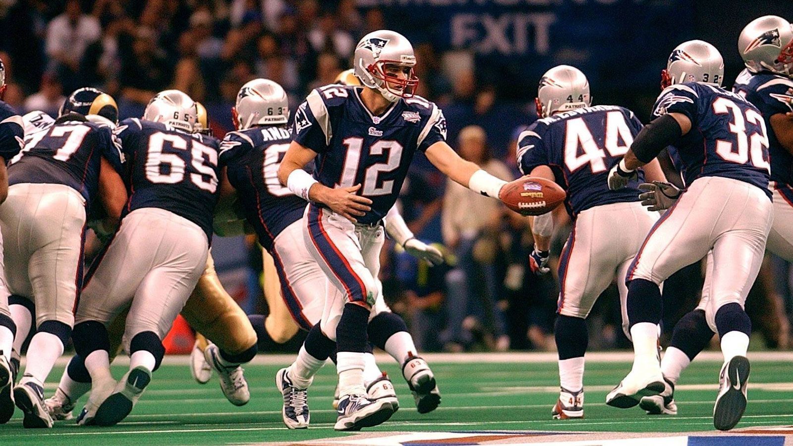 
                <strong>Erster Super Bowl-Triumph am 3. Februar 2002</strong><br>
                Vor mehr als 19 Jahren gewann Tom Brady seinen ersten von mittlerweile sieben Super Bowls, davon sechs mit den New England Patriots und gerade erst den letzten mit den Tampa Bay Buccaneers. Viele Dinge, die heute selbstverständlich sind, waren damals noch gar nicht erfunden. ran.de hat ein Best of...
              