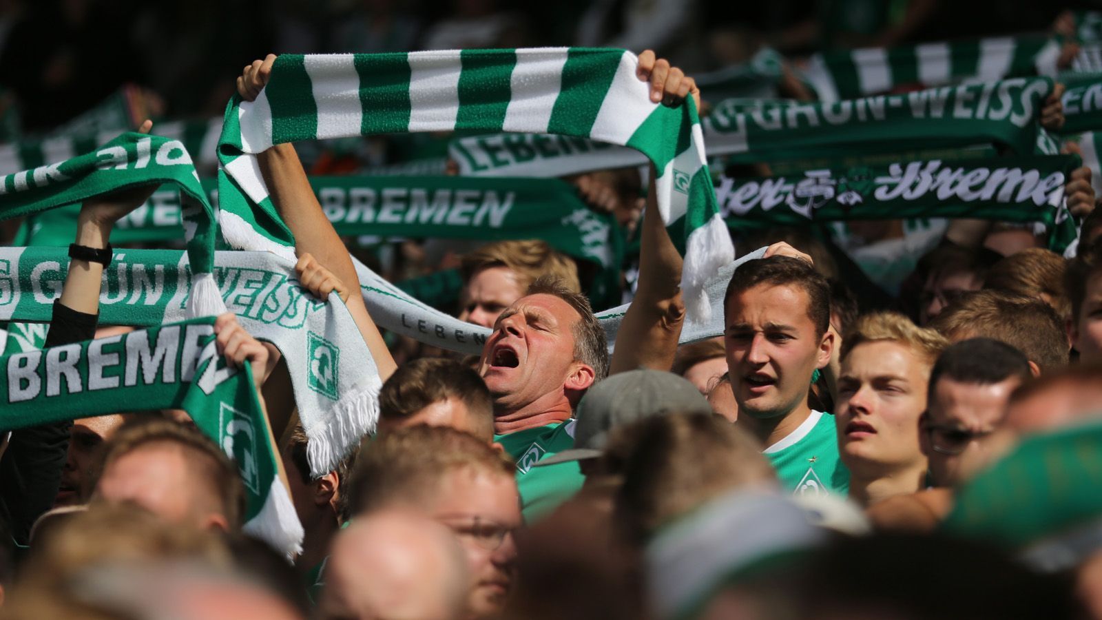 
                <strong>SV Werder Bremen</strong><br>
                Am 27. Mai 2003 erfolgte die Ausgliederung der Profifußballmannschaft und der anderen leistungssportlich orientierten Mannschaften von den Grün-Weißen aus dem nun gemeinnützigen eingetragenen Verein in die SV Werder Bremen GmbH & Co. KGaA. Diese wiederum ist zu 100 % in Besitz des Vereins. Einen potenziellen Investor habe der Verein in diesem Jahr abblitzen lassen, verriet Marco Bode. "Wir hätten uns in der Vergangenheit schon dafür entscheiden können, die ersten Schritte in diese Richtung zu gehen." Der Klub aus dem Norden sucht seit einigen Jahren nach einem finanzstarken Partner.
              