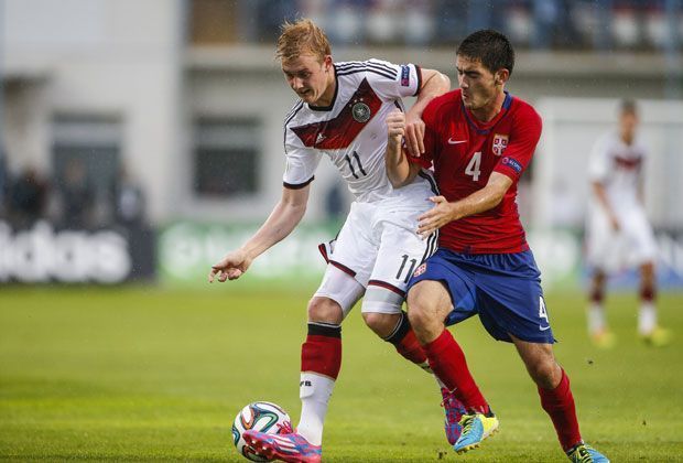 
                <strong>Mittelfeld: Julian Brandt - Vier EM-Einsätze</strong><br>
                Wird das einmal der Nachfolger von Mesut Özil? In der U19-Mannschaft agiert Julian Brandt auf der Zehn und hat als 18-Jähriger bereits zwölf Mal für Bayer Leverkusen in der Bundesliga gespielt. Zudem ist er der jüngste Bayer-Torschütze aller Zeiten.
              