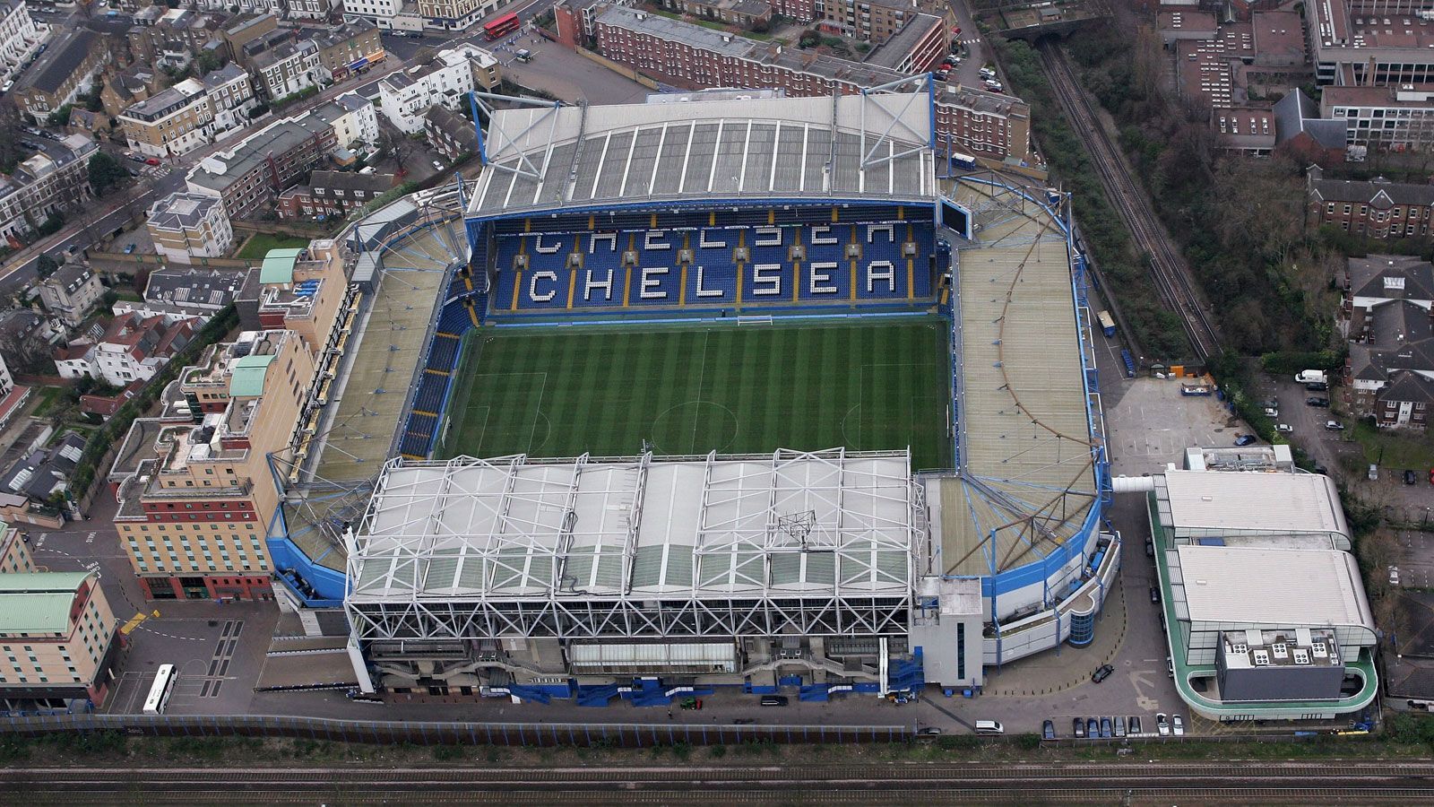 
                <strong>FC Chelsea – Leeds United (Samstag 21.00 Uhr)</strong><br>
                Stadion: Stamford Bridge - Kapazität: 40.853 - Austragungsort: London - Maximale Zuschaueranzahl am 11. Spieltag: 2000 (Tier 2)
              