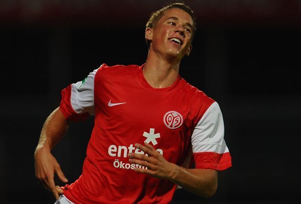 
                <strong>Martin Schmidt: Das ist der neue Mainz-Trainer</strong><br>
                Den Vertrauensvorschuss der Mainzer Klubführung hat sich Schmidt mit der zweiten Mannschaft der Nullfünfer erarbeitet. So führte er unter anderem Eric Durm (Bild) und Shawn Parker an die Bundesliga heran. Jetzt kann er sich selbst in der Eliteklasse beweisen.
              
