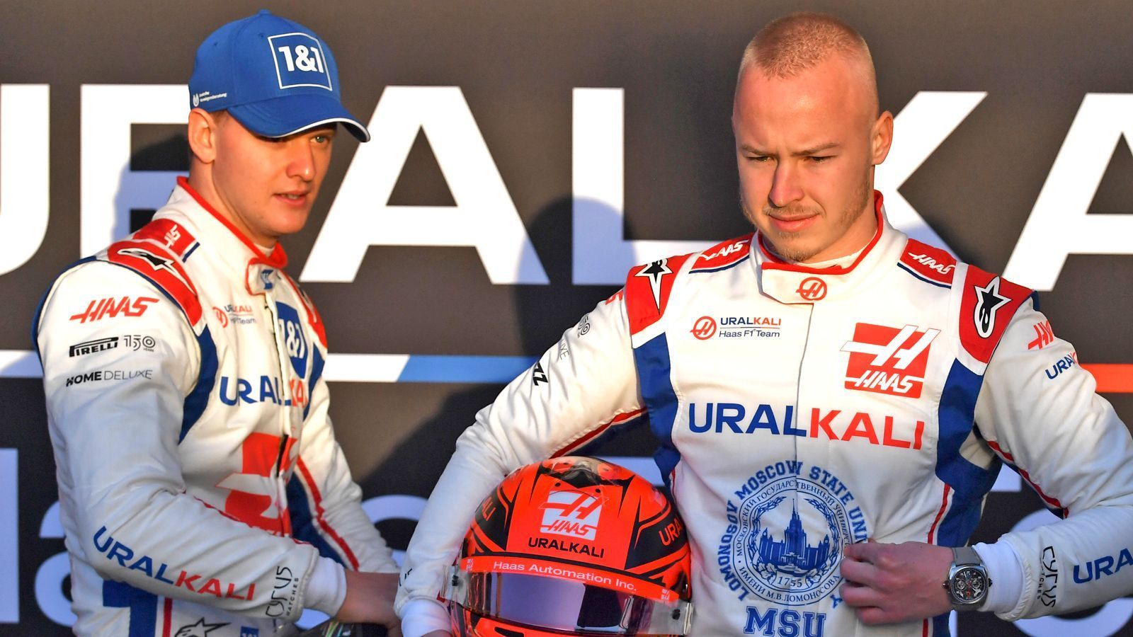 
                <strong>Wer wird Mazepins Nachfolger bei Haas?</strong><br>
                Mick Schumacher sucht einen neuen Teamkollegen. Wegen der Ukraine-Invasion trennte sich das Haas-Team unlängst von seinem russischen Sponsor Uralkali und Fahrer Nikita Mazepin. "Es gab heftige Kritik wegen der Ukraine-Invasion, das wurde zu viel. Wir können uns nicht mit all dem beschäftigen, unsere anderen Sponsoren können das auch nicht", begründete Teameigner Gene Haas die Entscheidung.
              