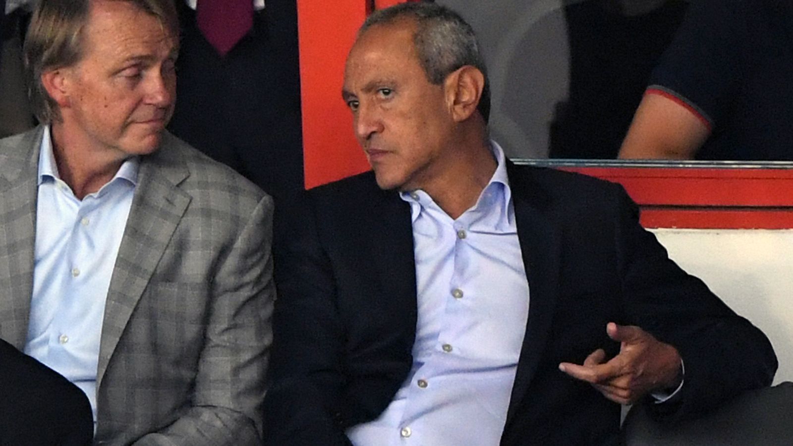 
                <strong>Aston Villa: Nassef Sawiris</strong><br>
                Der belgische Unternehmer ägyptischer Herkunft wurde zuletzt im "Forbes"-Magazin mit einem geschätzten Vermögen von 8,5 Millionen US-Dollar geführt. Nassef Sawiris war unter anderem schon Berater der ägyptischen Regierung und soll Teile des "Adidas"-Konzerns besitzen. Im Sommer 2018 kaufte sich Sawiris bei Aston Villa ein, das Team schaffte es unter seiner Leitung zurück in die Premier League und etablierte sich seitdem dort Stück für Stück. Miteigentümer des Vereins ist mittlerweile der Amerikaner Wes Edens.
              