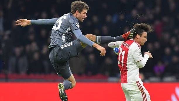 <strong>Erste und einzige Rote Karte (12.12.2018)</strong><br>In der Champions League Gruppenphase kassiert Müller am letzten Spieltag gegen Ajax Amsterdam seine erste und einzige Rote Karte im Trikot der Bayern. Bei dem 3:3 trifft Müller in der 75. Minute Gegenspieler Tagliafico per Kung-Fu-Tritt am Kopf und muss damit frühzeitig vom Platz.