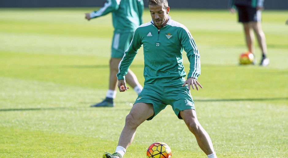 
                <strong>Rafael van der Vaart (damals Betis Sevilla)</strong><br>
                Das Portal "Football Leaks" hat schon in der Vergangenheit den ein oder anderen Vertrag eines Stars mit kuriosen Klauseln veröffentlicht. Zuletzt kam der Kontrakt von Rafael van der Vaart bei seinem Ex-Klub Betis Sevilla an die Öffentlichkeit - und sorgte für Schmunzeln. Denn: Der Niederländer soll angeblich 1,6 Millionen Euro alleine dafür kassiert haben, damit er nicht mit roten Schuhen aufläuft. Der Hintergrund, die Farbe Rot bei Betis weitestgehend zu verbannen, liegt in der großen Rivalität zum FC Sevilla, dessen Vereinsfarben Rot und Weiß sind. Bei seinen wenigen Einsätzen für Betis trug van der Vaart zumeist dunkle Schuhe - und kassierte ordentlich ab.
              