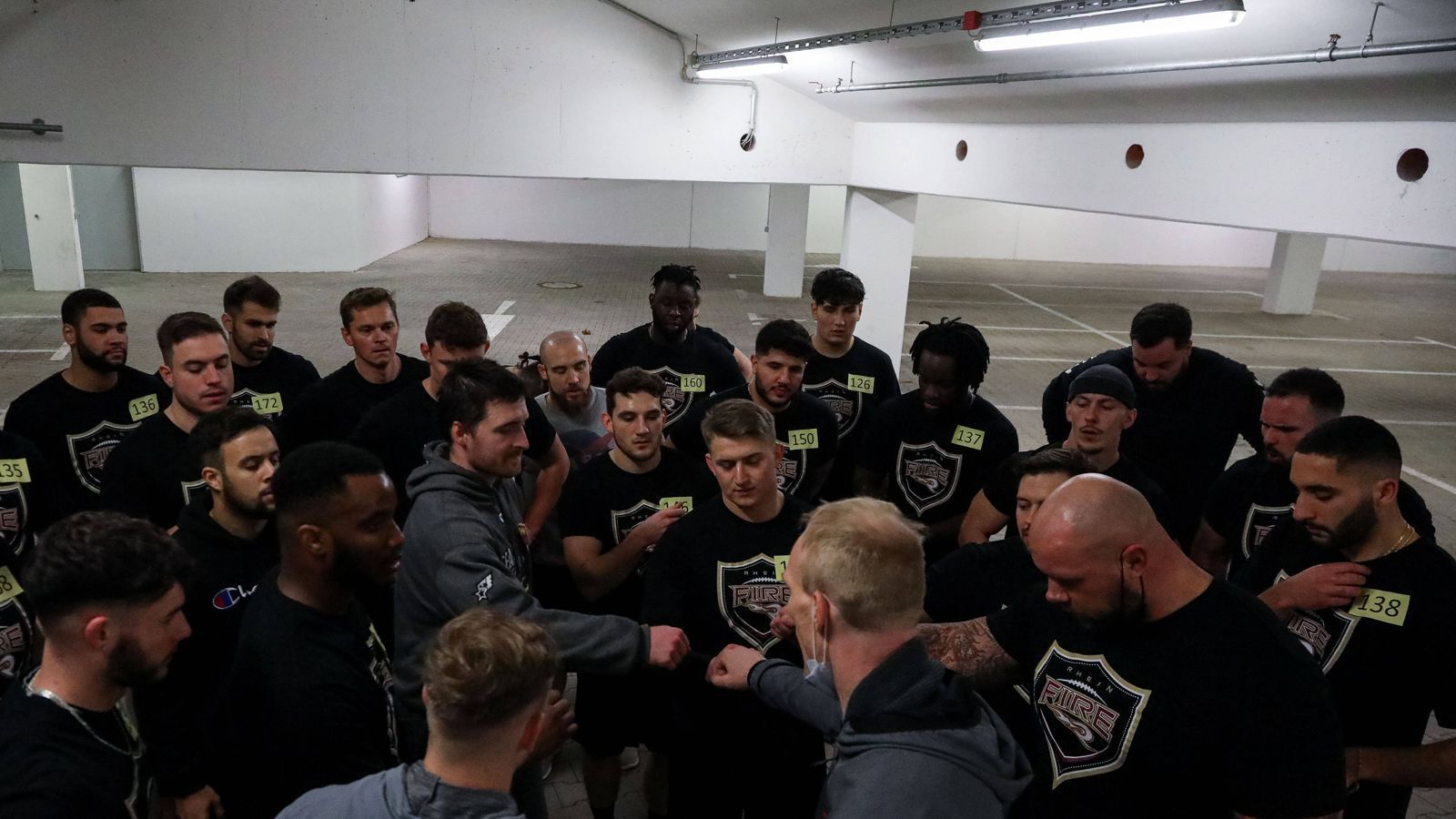 
                <strong>Das Team: Rhein Fire - eine Franchise mit Geschichte</strong><br>
                Ein Düsseldorfer Football-Team mit dem Namen Rhein Fire gab es bereits zu Zeiten der World League of American Football sowie der NFL Europe. In den Jahren 1998 und 2000 gewann das Team sogar den World Bowl. Nun wurde der damalige Name wiederbelebt. Rhein Fire wird die Heimspiele in der Schauinsland-Reisen-Arena in Duisburg austragen. Langfristig soll die Düsseldorfer Merkur-Spiel-Arena die Heimstätte sein.
              