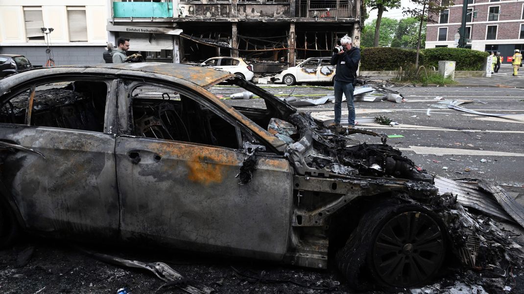 Wie die Feuerwehr mitteilte, war in der Nacht zum Donnerstag (16. Mai) aus bislang ungeklärter Ursache ein in einem Wohnhaus integrierter Kiosk in Brand geraten.