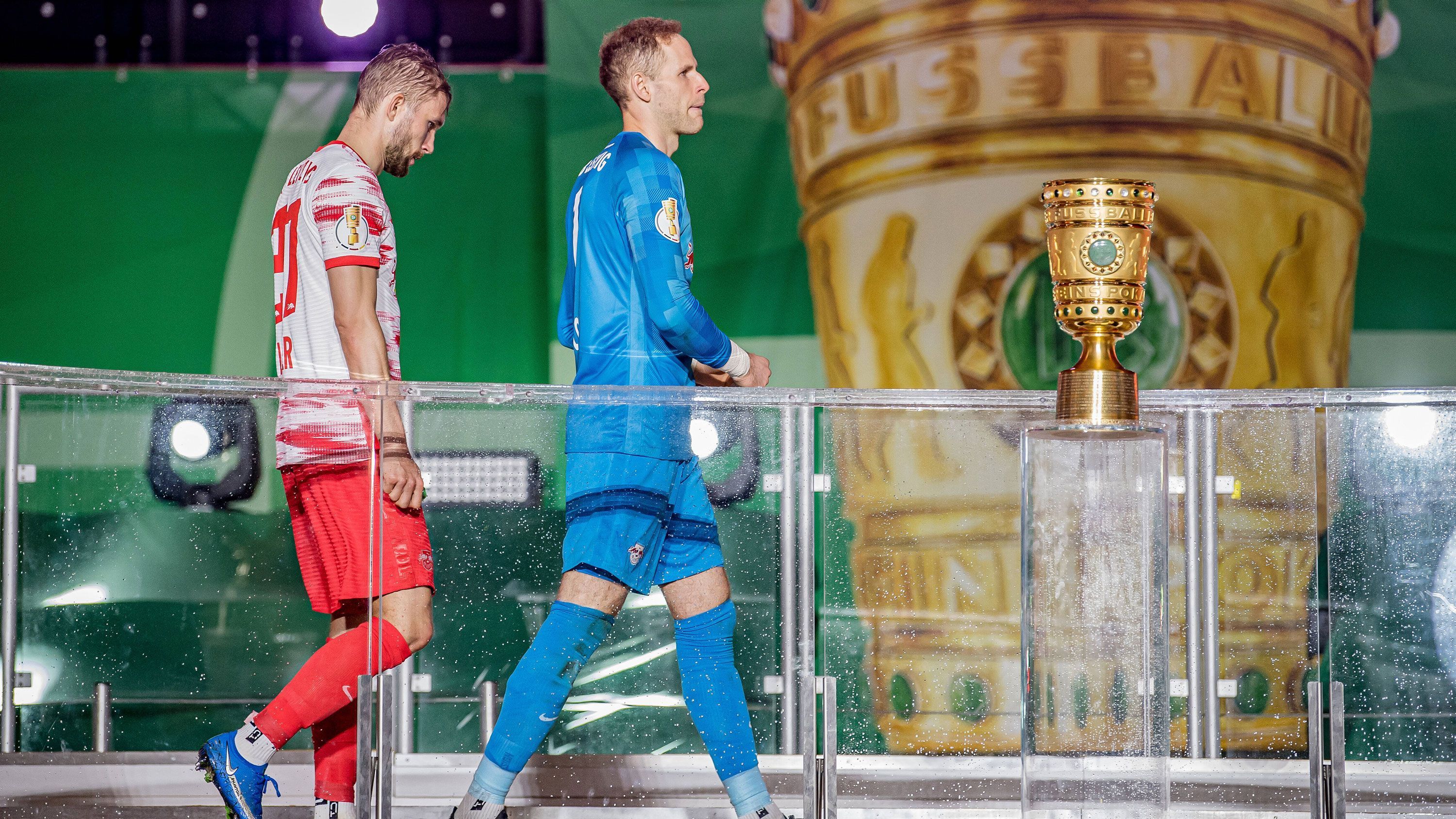 
                <strong>RB Leipzig: Heiß auf Wiedergutmachung</strong><br>
                Vergangenes Jahr setzte es ein 1:4 gegen den BVB, 2019 war der FC Bayern eine Nummer zu groß für RB (0:3) - nun soll es im dritten Anlauf endlich mit dem ersten Titel der noch jungen Vereinsgeschichte klappen. "Der Hunger ist extrem groß. Wir waren oft sehr nah dran, etwas Großes zu erreichen. Wir wollen unseren Weg krönen und den Titel holen", so RB-Keeper Peter Gulacsi auf der Pressekonferenz vor der Partie. Trainer Domenico Tedesco sieht die Erfahrung der vergangenen Spielzeiten sogar als Vorteil, schließlich könne "es nicht schaden, ein Finale schon mal gespielt zu haben".
              