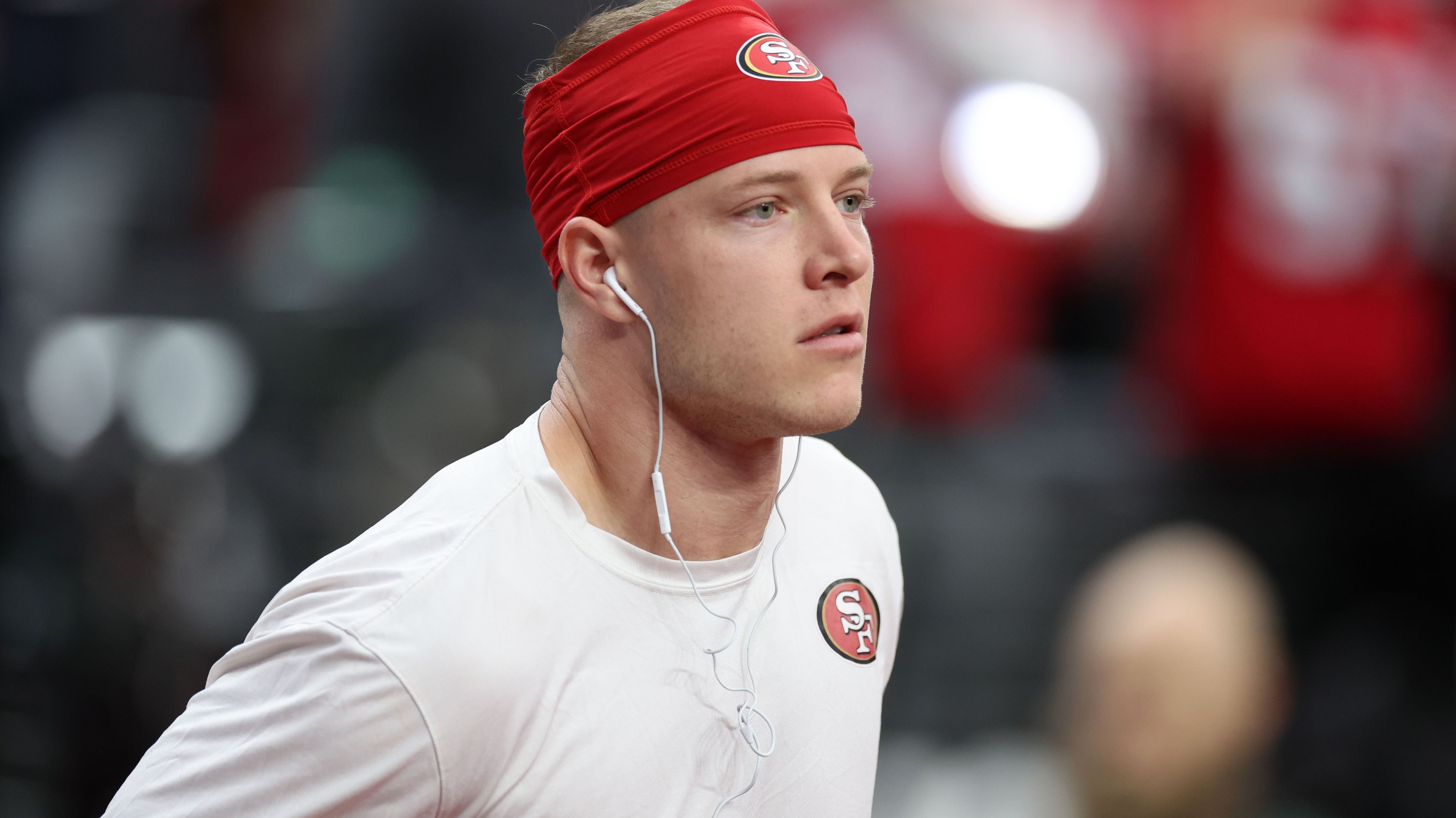 <strong>Running Back: Christian McCaffrey (San Francisco 49ers)</strong> <br>Ist Christian McCaffrey fit, ist er zweifellos der beste Running Back der NFL. Er läuft, er fängt Pässe, er nimmt enorm viel Druck von 49ers-Quarterback Brock Purdy. McCaffrey ist ein Traum für jedes Fantasy-Team, auch wenn das Verletzungsrisiko bei ihm immer mitläuft.