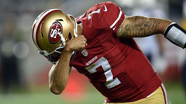 
                <strong>Colin Kaepernick</strong><br>
                Noch ein Jubel, den man zuletzt selten sah: Colin Kaepernick küsst nach Touchdowns seinen Bizeps. Als der Quarterback die San Francisco 49ers 2012 in den Super Bowl führte, war das "kaepernicking" in aller Munde. Mittlerweile läuft es nicht mehr bei "Kap", die 49ers verbannten ihn auf die Bank.
              