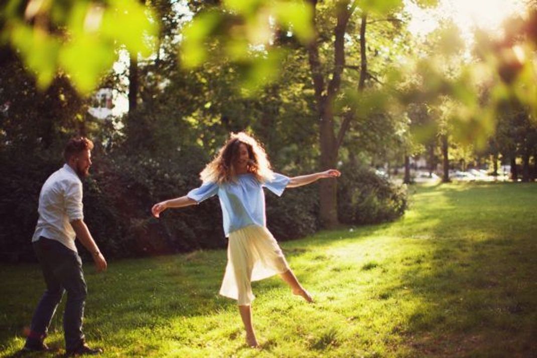 Lieber auf dem grünen Teppich als über den roten: Eine Auszeit im Park entspannt dich.