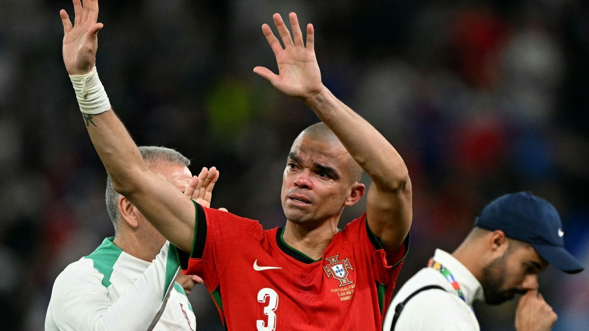 <strong>Pepe (FC Porto)</strong><br>Schluss! Mit 41 Jahren hat Pepe über seine Social-Media-Kanäle sein Karriereende bekanntgegeben. Der beinharte Verteidiger geht als Portugal- und Real-Madrid-Ikone in die Geschichte ein, mit den Königlichen gewann er drei Mal die Champions League. Bei der EM 2024 knackte er den Rekord für den ältesten Spieler bei einer Europameisterschaft. Sein Vertrag bei Jugendklub FC Porto war nicht verlängert worden.