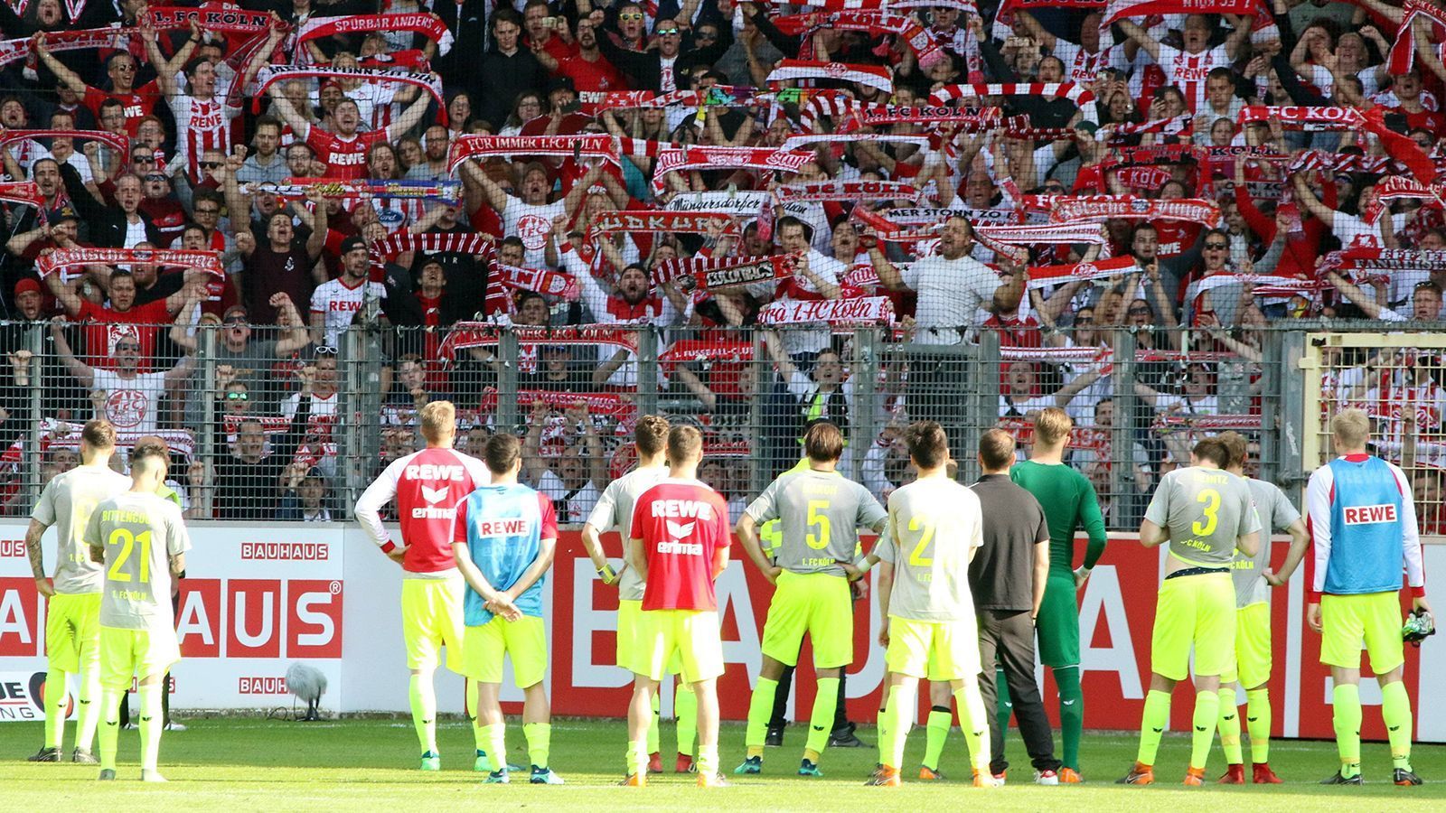 
                <strong>Platz 3 (geteilt): 1. FC Köln </strong><br>
                &#x2022; Saison 2017/18 - <br>&#x2022; 6 Punkte aus 17 Spielen - 10:32 Tordifferenz - <br>&#x2022; 18. Platz am Saisonende (Abstieg)<br>
              