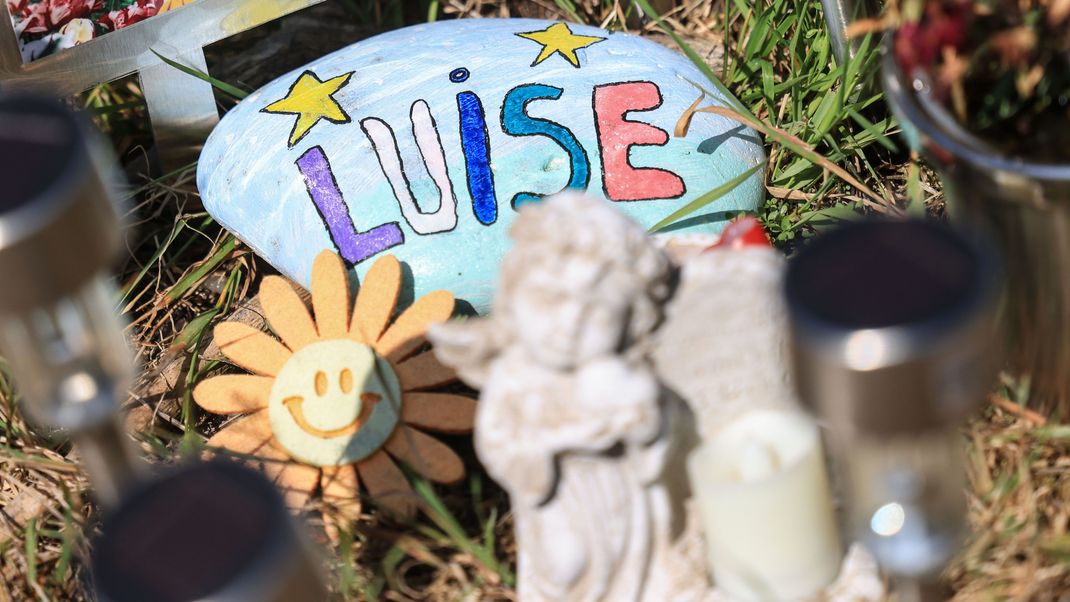 Ein Jahr ist es her, dass die Zwölfjährige in dem Waldstück bei Freudenberg in Südwestfalen erstochen wurde. Zwei Mädchen, selbst erst 12 und 13 Jahre alt, haben die Tat gestanden.
