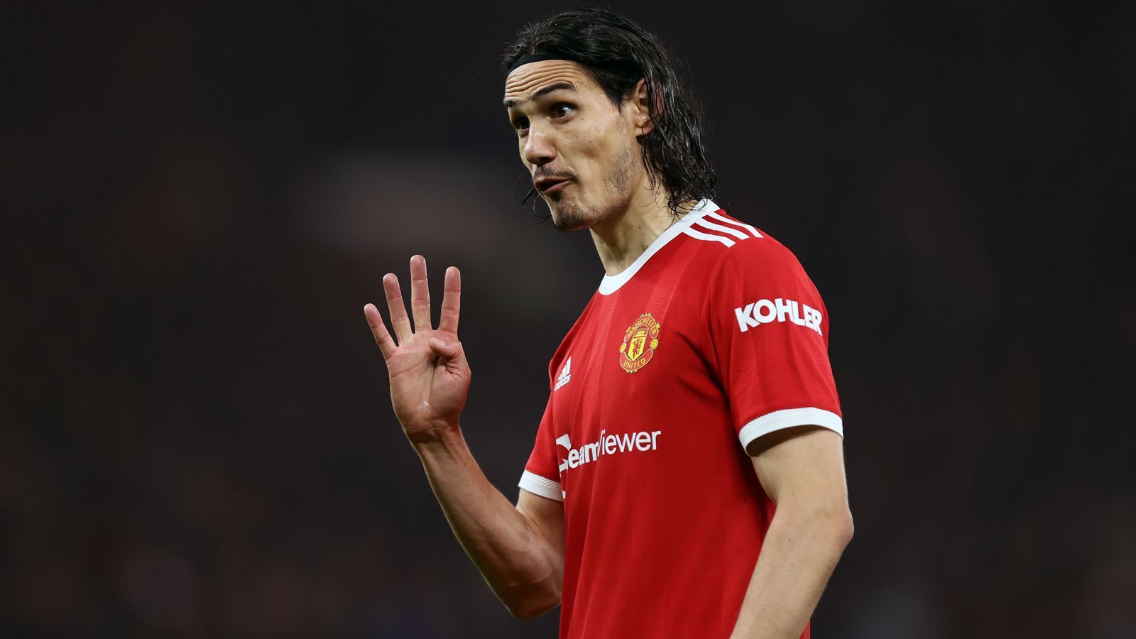 
                <strong>Edinson Cavani (Manchester United)</strong><br>
                Einer der Wunschkandidaten bei Barca soll laut der Zeitung "Sport" Edinson Cavani sein. Der 34-jährige Uruguayer ist bei Manchester United der Backup von Cristiano Ronaldo, musste dem Star-Neuzugang zum Saisonbeginn auch seine bisherige Rückennummer 7 abtreten. Der Vertrag von Routinier Cavani bei ManUtd läuft nur noch bis 2022 und deshalb hofft Barca wohl, den Nationalspieler im Januar von einem Wechsel zu den Katalanen überzeugen zu können. Aber: Laut dem "Sport"-Bericht müsste Cavani in Sachen Gehalt wohl Abstriche machen, weil Barca bekanntermaßen massive Schulden hat. Zudem müsste auch United erst die Freigabe erteilen, was bedeuten würde, dass die "Red Devils" mit Cavani einen verlässlichen Joker verlieren würden. 
              