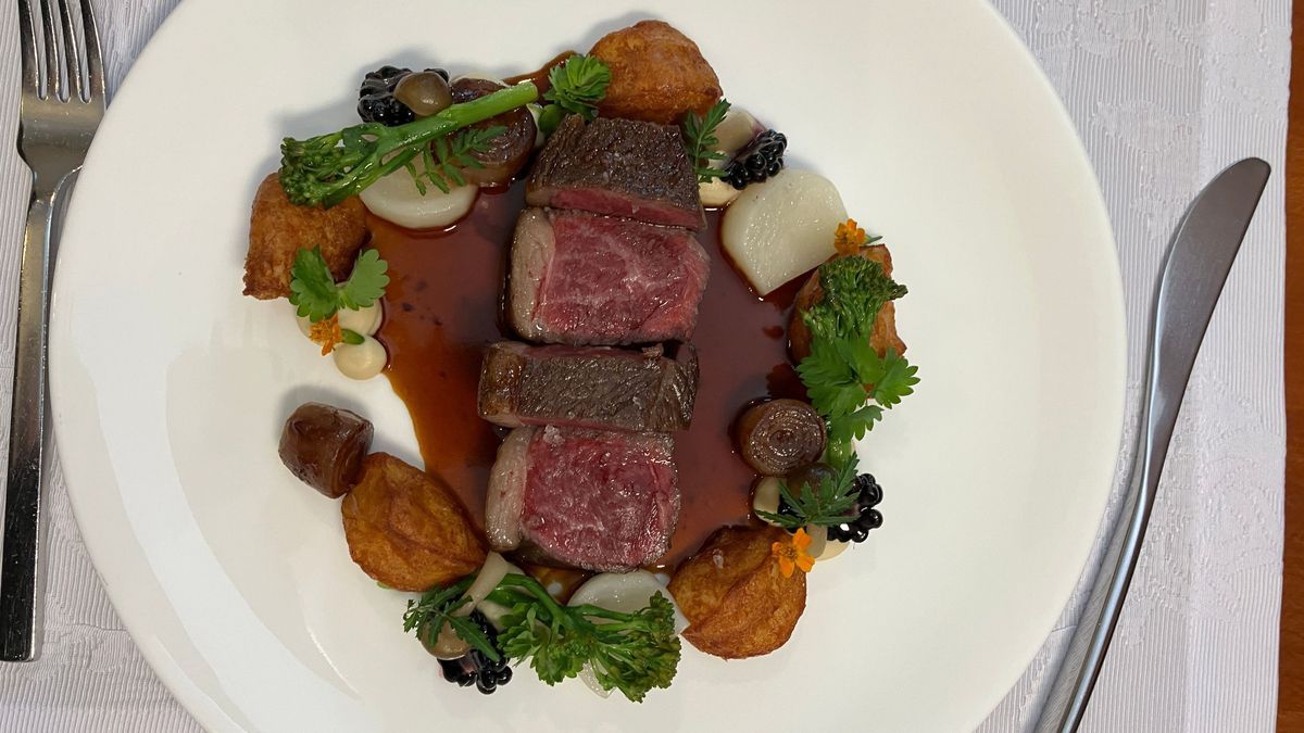 Wagyu Tafelspitz, Navetten, Pommes Dauphine und Brombeerjus