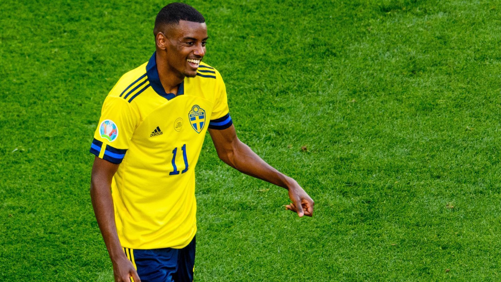 
                <strong>Alexander Isak (Schweden/Real Sociedad San Sebastian)</strong><br>
                Bei Borussia Dortmund hatte Alexander Isak einen schweren Stand, nachdem er aus Schweden in die Bundesliga wechselte. Nach enttäuschenden zweieinhalb Jahren in Schwarz-Gelb wechselte der 1,92 Meter große Hüne nach Spanien zu Real Sociedad San Sebastian. Dort traf er in 34 Ligaspielen in der vergangenen Saison 17 Mal. Auch bei der EM erregte Isak für Schweden Aufsehen. Gerade im ersten Spiel gegen Spanien war Isak der einzige offensive Lichtblick von "Sverige", die spanische Abwehr ließ er ein ums andere Mal mit technisch starken Aktionen stehen. Gegen Polen bereitete er einen Treffer vor. Die bisherigen Auftritte dürften seinen Marktwert nicht gesenkt haben.
              