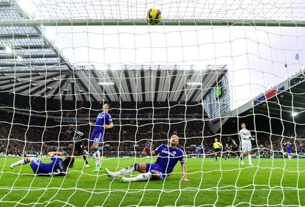 
                <strong>FC Chelsea</strong><br>
                Am Samstag setzte es für den FC Chelsea in Newcastle (1:2) die erste Saisonpleite in der Premier League. Die Blues bleiben zwar Tabellenführer, doch ihren Traum, ungeschlagen durch die Saison zu kommen, müssen sie abschreiben. Ganz im Gegensatz zum ...
              