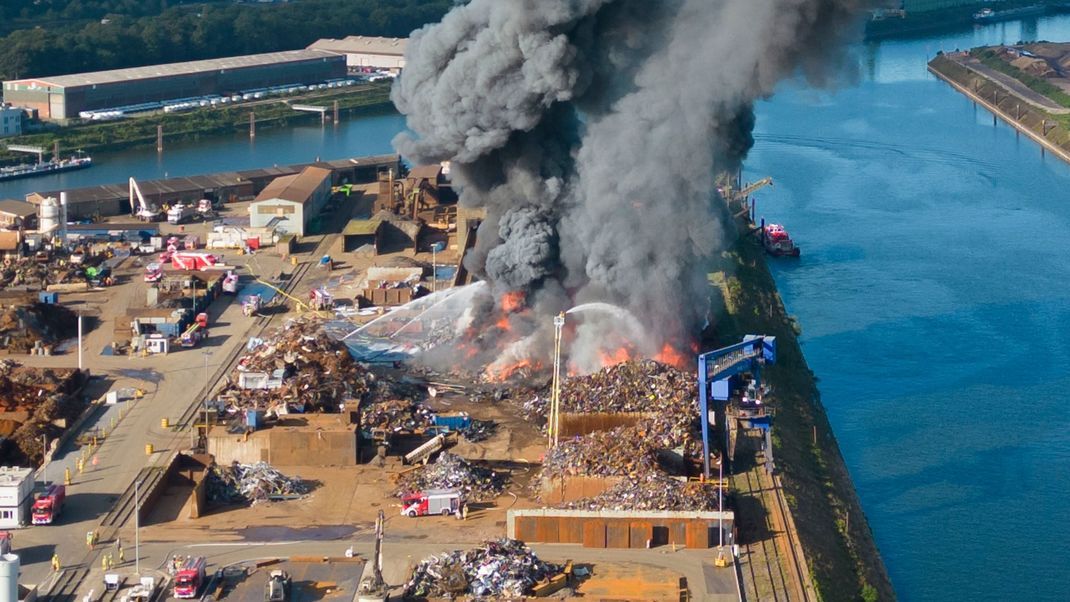 Im Hafen auf der Schrottinsel ist ein Feuer auf einem Recyclinghof mit Altfahrzeugen ausgebrochen. 