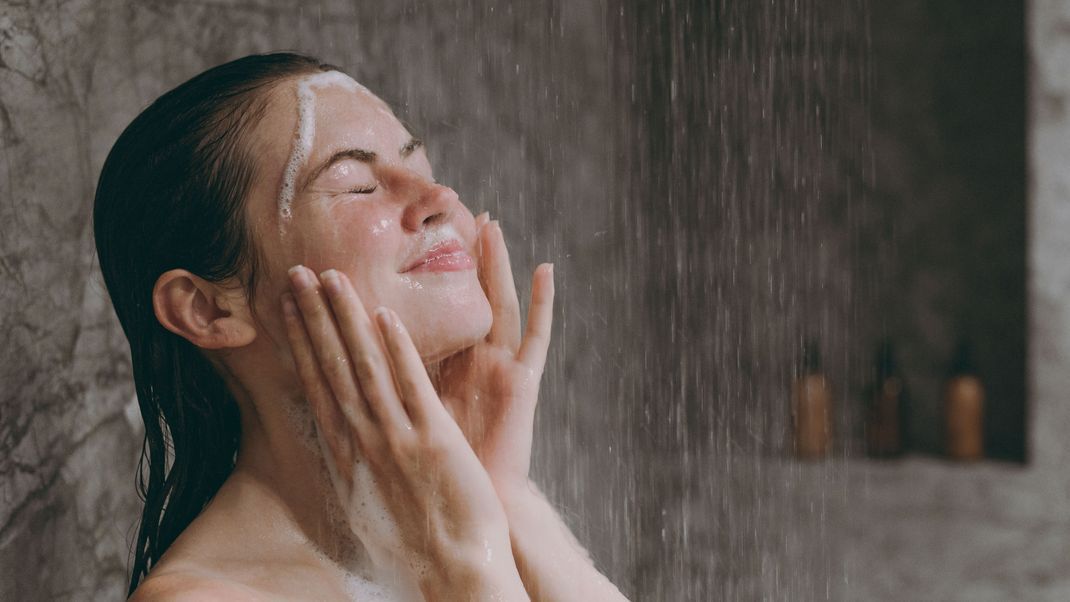 Auch Shampoo kann PFAS, die so genannten Ewigkeits-Chemikalien, enthalten. Wie wir uns vor den schädlichen Stoffen schützen können.