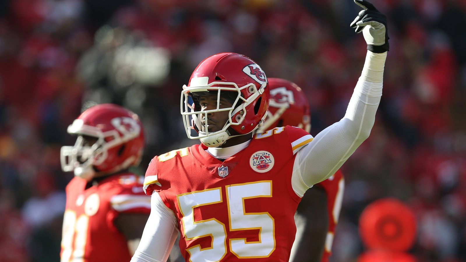 
                <strong>Dee Ford</strong><br>
                Dee Ford wurde von den Kansas City Chiefs im März mit dem Franchise Tag belegt. Demnach hätten dem Pass Rusher 15.800.000 Dollar zugestanden. Da die Chiefs nicht bereit waren, Ford mit einem langfristigen Vertrag auszustatten, machten sie kurzen Prozess und tradeten den Linebacker für einen Zweitrundenpick zu den San Francisco 49ers. Die Niners gaben Ford umgehend einen Vertrag über fünf Jahre und 85.500.000 Millionen Dollar, wovon 33.350.000 Dollar garantiert sind.
              