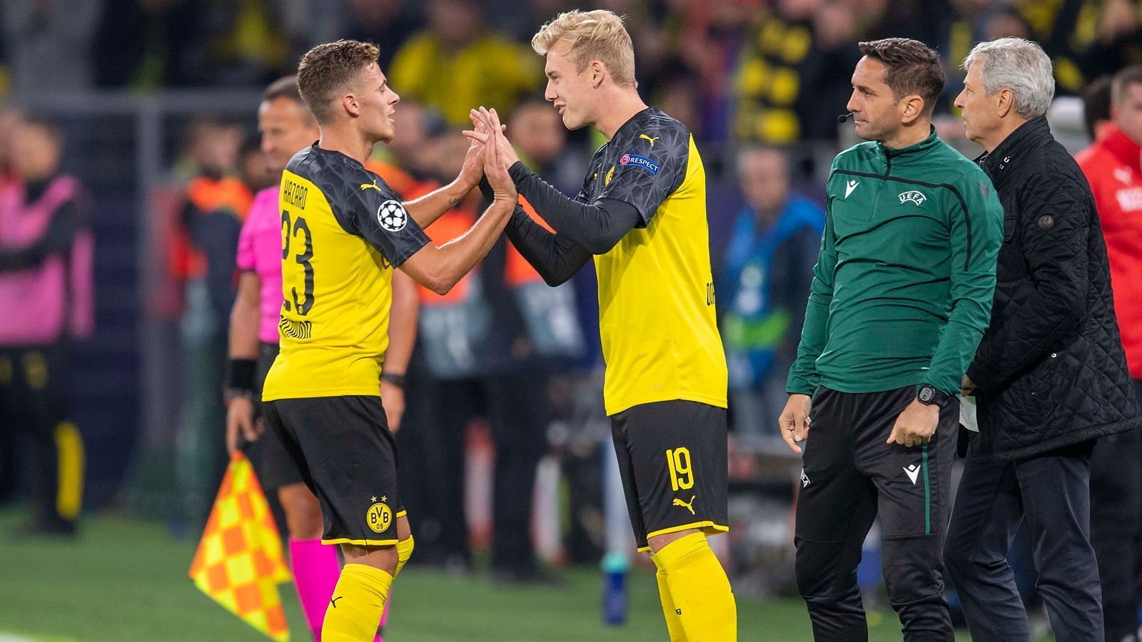 
                <strong>These 2: Viele Neuzugänge sind noch keine Verstärkung</strong><br>
                Mit den prominenten Neuzugängen hat der BVB - Stand heute - noch nicht das große Los gezogen. Verteidiger Nico Schulz ist verletzt und Julian Brandt (re.) noch kein Stammspieler, was dem Nationalspieler offenbar schon zu schaffen macht: "Wenn du viel auf der Bank gesessen hast, immer wieder Kurzeinsätze hast, dann spielst du 90 Minuten, dann sitzt du vielleicht wieder auf der Bank." Immerhin konnte sich Brandt aber als einziger Neuzugang bereits in der Bundesliga für den BVB in die Torschützenliste eintragen. Dennoch: Die Situation rund um die Neuzugänge ist im Vergleich zum Vorjahr deutlich weniger zufriedenstellend, weil ...
              