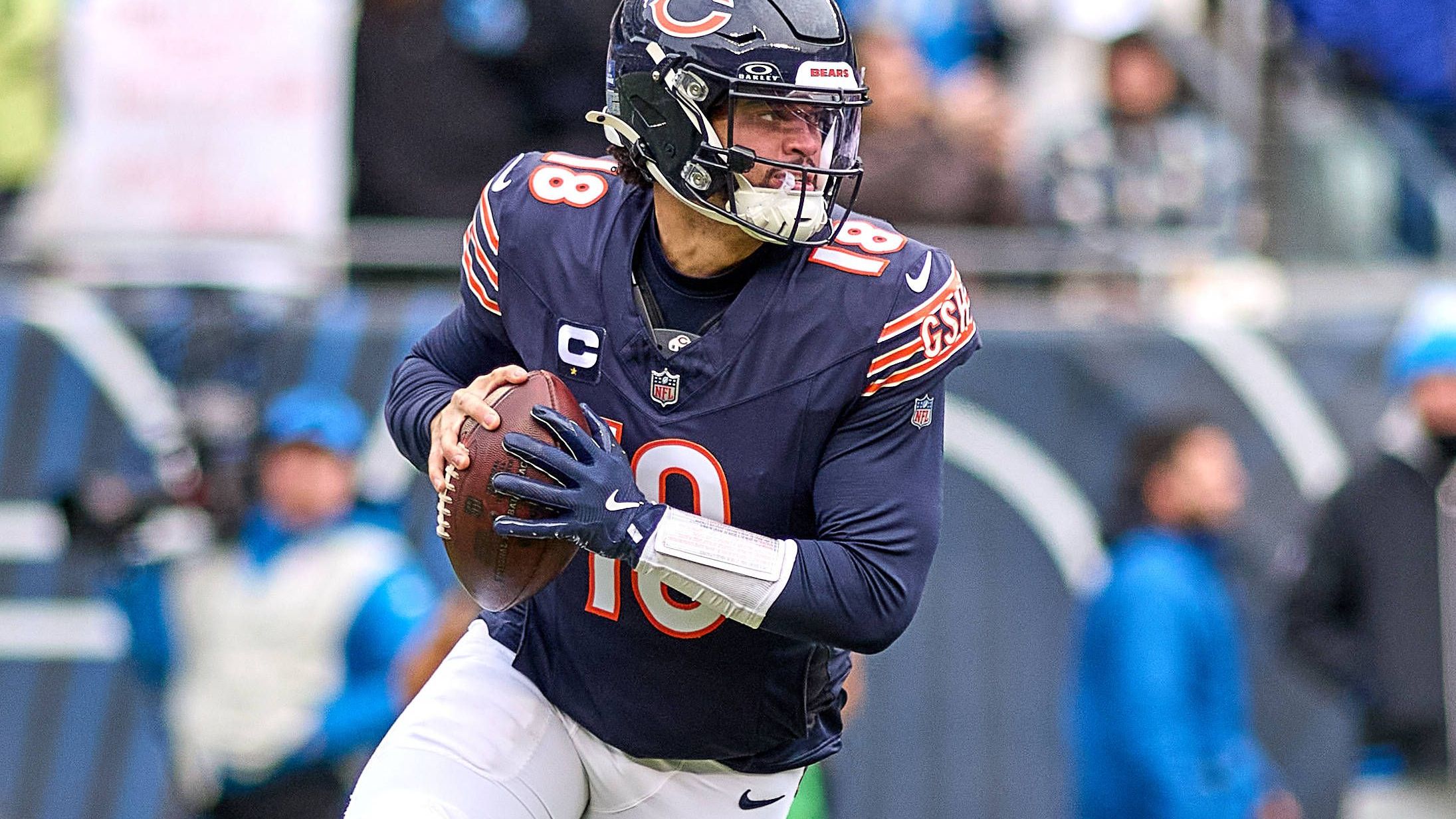 <strong>Chicago Bears (NFC North)</strong><br>Auch die Bears haben ihr Team ordentlich verstärkt. Die Offensive Line wurde rundum erneuert und sollte eine der besseren der Liga sein. Caleb Williams hat nach wie vor ein starkes Receiving Corps, das um Tight End Colston Loveland und Luther Burden III verstärkt wurde. Vieles wird an Williams' Entwicklung hängen. Dass er sich verbessern muss, um vorne mitzuspielen, ist klar. Leicht wird es gegen die Lions, Vikings und Packers nicht, aber vor allem die starken Lions und Vikings haben wichtige Stützen verloren, die sie 2025 ersetzen müssen. Allen voran der Einfluss von Ben Johnson, der von Detroit zu Chicago ging, wird spannend zu beobachten sein.