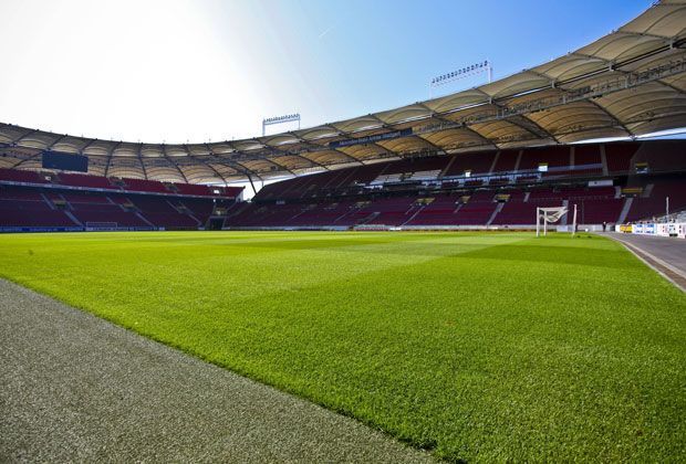 
                <strong>Umzug zum großen Bruder</strong><br>
                Für den Pokalknüller gegen den BVB ziehen die Kickers in die Mercedes-Benz Arena um. 33.000 Karten sind schon abgesetzt. Ihre Liga-Spiele bestreiten sie in Reutlingen, weil das Heimstadion im Umbau befindet. 
              