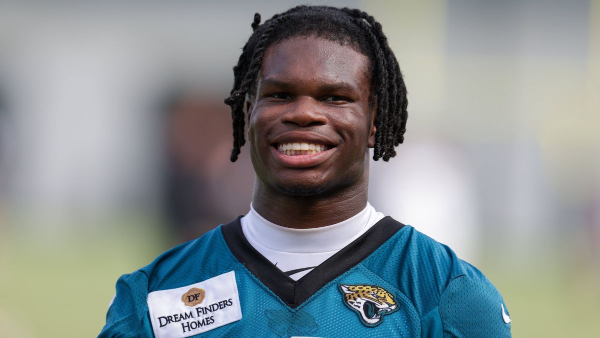 NFL, American Football Herren, USA Jacksonville Jaguars Training Camp Jul 23, 2025; Jacksonville, FL, USA; Jacksonville Jaguars wide receiver Travis Hunter (12) looks on after training camp at Mill...