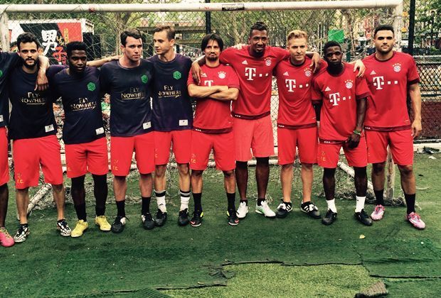 
                <strong>Ein Weltmeister beim Privatkick in Manhattan</strong><br>
                Bei einem Amateurkick in Chinatown mischte sich der Weltmeister einfach mal so eben unters Fußball-Volk - und verteilte Bayern-Trikots.
              