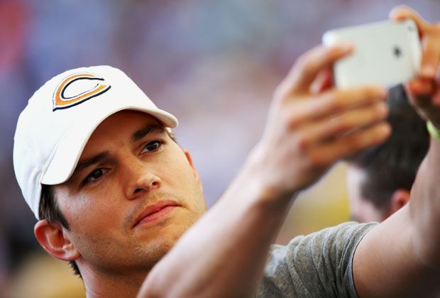 
                <strong>Ashton Kutcher</strong><br>
                "Two-And-A-Half-Men"-Star Ashton Kutcher ist ein begeisterter Fußball-Fan und auf Einladung der FIFA in Rio.
              