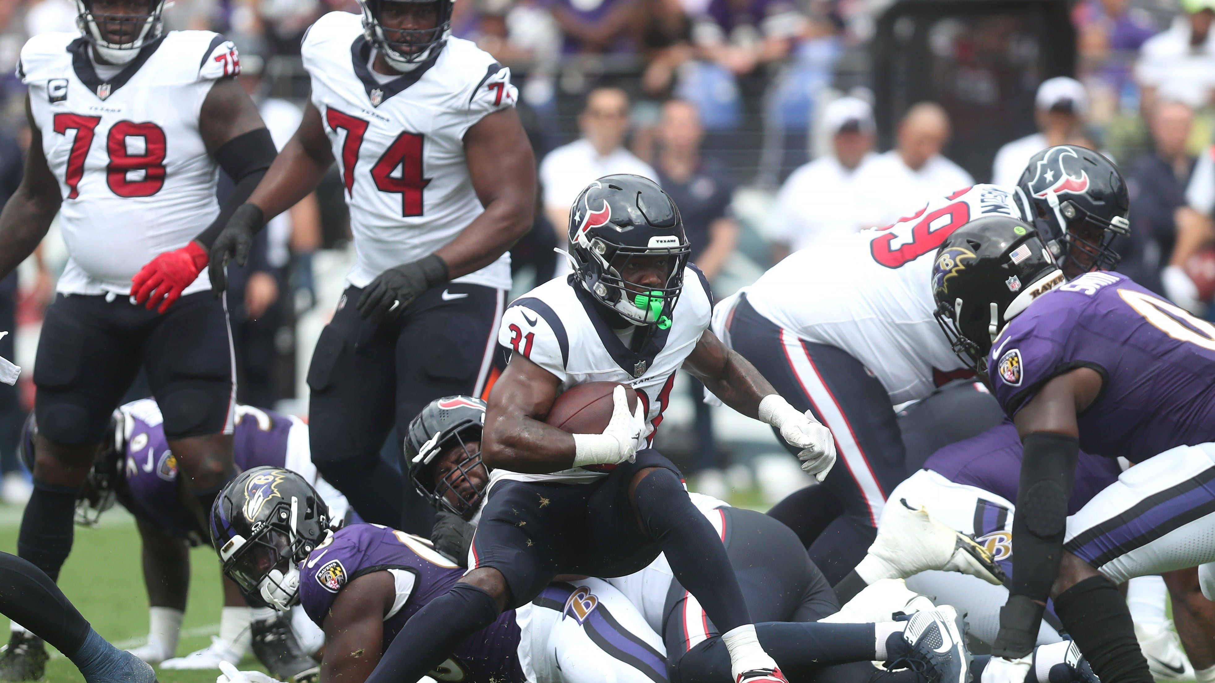 <strong>Texans @ Ravens: Texans sind im Flow, Ravens nicht</strong><br>Die Form könnte diesmal allerdings für die Texans sprechen, die inklusive des Playoff-Sieges gegen die Cleveland Browns drei Spiele in Folge gewonnen haben. Die Ravens konnten als erstes Team der AFC die Wild Card Round überspringen und verloren davor das für sie bedeutungslose Spiel gegen die Pittsburgh Steelers. Der letzte Sieg datiert vom 31. Dezember.
