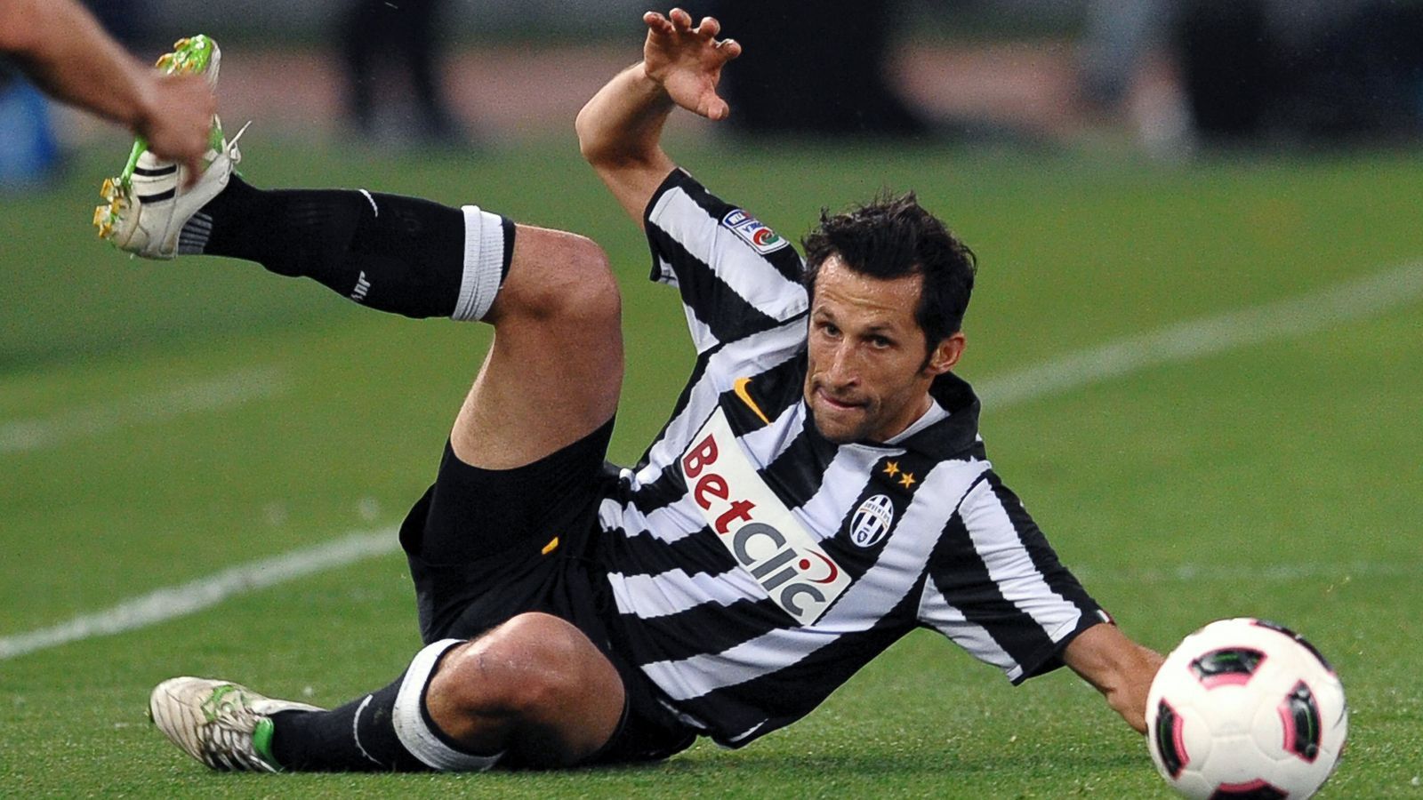 
                <strong>Hasan Salihamidzic</strong><br>
                Der heutige Bayern-Sportvorstand Hasan Salihamidzic kam 2007 ablösefrei von den Münchnern nach Turin und sollte in weiterer Folge vier Jahre bei Juventus bleiben. 73 Mal lief der Bosnier in diesen vier Spielzeiten für die "Alte Dame" auf, war also vorwiegend Ergänzungsspieler. Nachdem "Brazzo" bei den Bayern Titel über Titel sammelte, kam für ihn als Juve-Profi kein einziger dazu. Als Salihamidzic nämlich nach Turin wechselte, stiegen die Turiner nach dem Zwangsabstieg 2006 gerade erst wieder in die Serie A auf und waren weit von der heute bekannten Dominanz in Italiens Oberhaus entfernt.
              