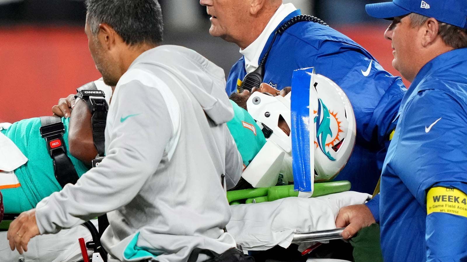 
                <strong>Miami Dolphins – Verletzungen</strong><br>
                Das Hauptproblem für die Miami Dolphins in der kommenden Saison ist eindeutig: Verletzungsanfälligkeit. Die Gehirnerschütterungsproblematik bei Quarterback Tua Tagovailoa zerstörte nach hervorragendem Start die vorige Spielzeit. Auch Wide Receiver Jaylen Waddle und der enorm wichtige Left Tackle Terron Armstead fielen immer wieder aus. Mit Jalen Ramsey wurde ein weiterer Superstar für die Defensive geholt, der häufiger mit seiner Gesundheit zu kämpfen hat. Bleibt Miami fit, sind sie einer der absoluten Favoriten auf den Super Bowl, wenn nicht, droht auch die kommende Saison in einem Desaster zu enden.
              