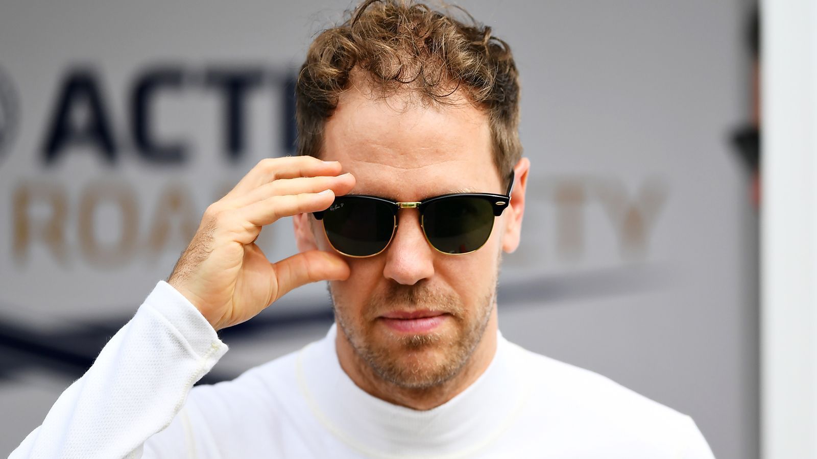 
                <strong>Ein Jahr Pause</strong><br>
                Ein Hoffnungsschimmer: Vielleicht legt Vettel auch nur eine Pause ein und kehrt 2022 in die Königsklasse zurück, um dann doch noch einmal Weltmeister zu werden. Alain Prost tat genau das in den 90er-Jahren, nach seinem Aus bei Ferrari nach der Saison 1991 setzte er 1992 aus und gewann im Williams 1993 seinen vierten Titel.
              