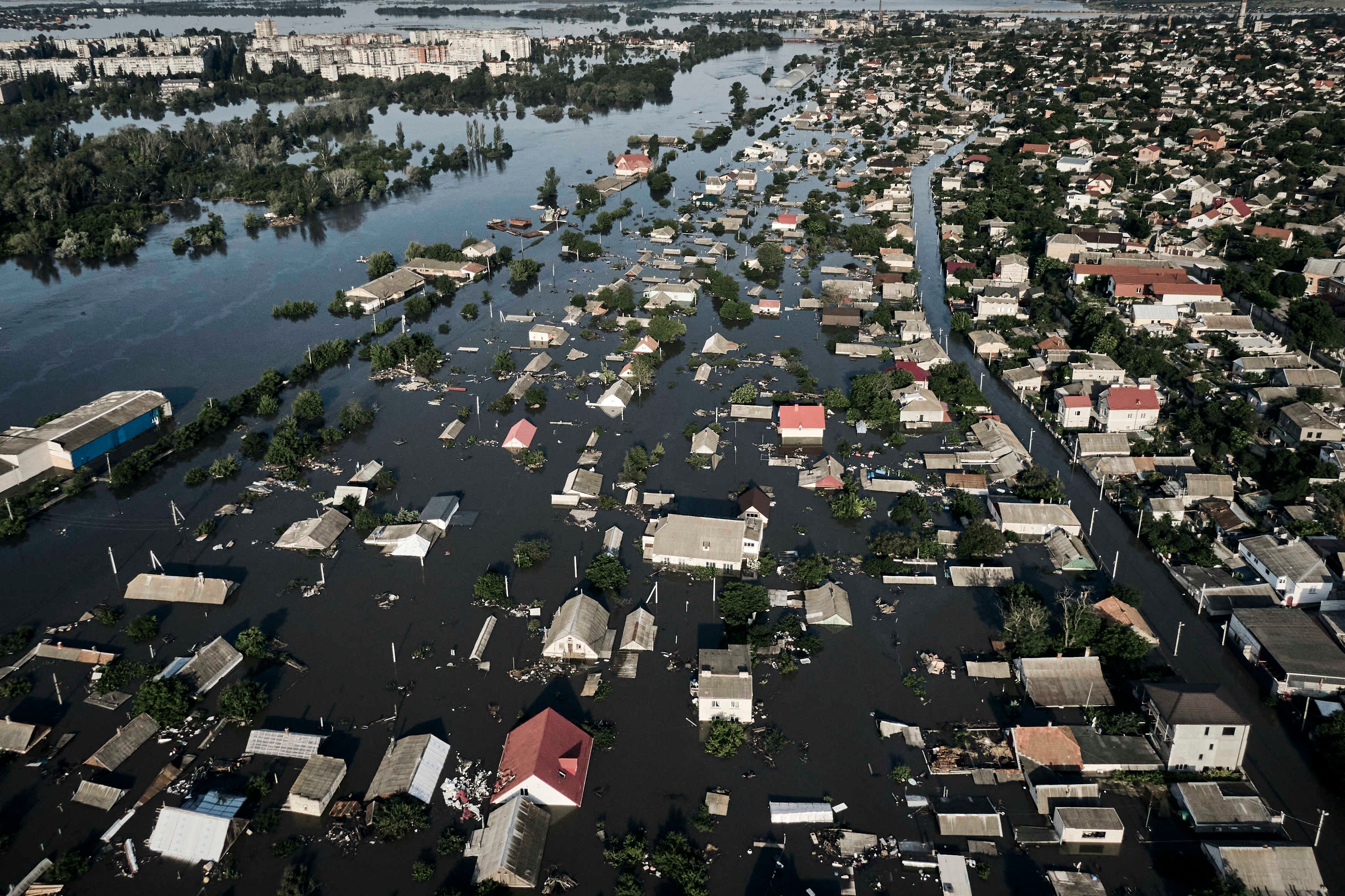 7. Juni 2023: Überflutete Straßen in der ukrainischen Stadt Cherson, nachdem der Kachowka-Damm zerstört wurde. 