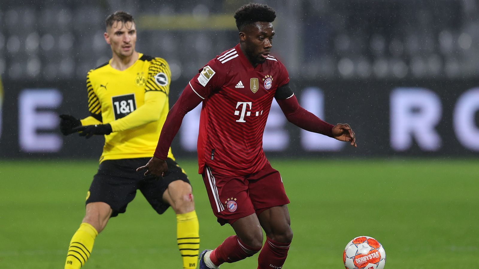 
                <strong>Alphonso Davies</strong><br>
                Wieder mit gigantischem Laufpensum. Wirbelt auf dem linken Flügel mit Sane, weshalb die linke Abwehrseite häufiger sträflich offen ist. Dank seiner Schnelligkeit kann Davies die Lücken aber meist schließen und klärt regelmäßig in letzter Not. Im Stellungsspiel oft noch fehlerhaft. Rückt in der 5. Minute zu spät nach innen, weshalb Brandt ungehindert zum 1:0 verwandeln kann. ran-Note: 3
              