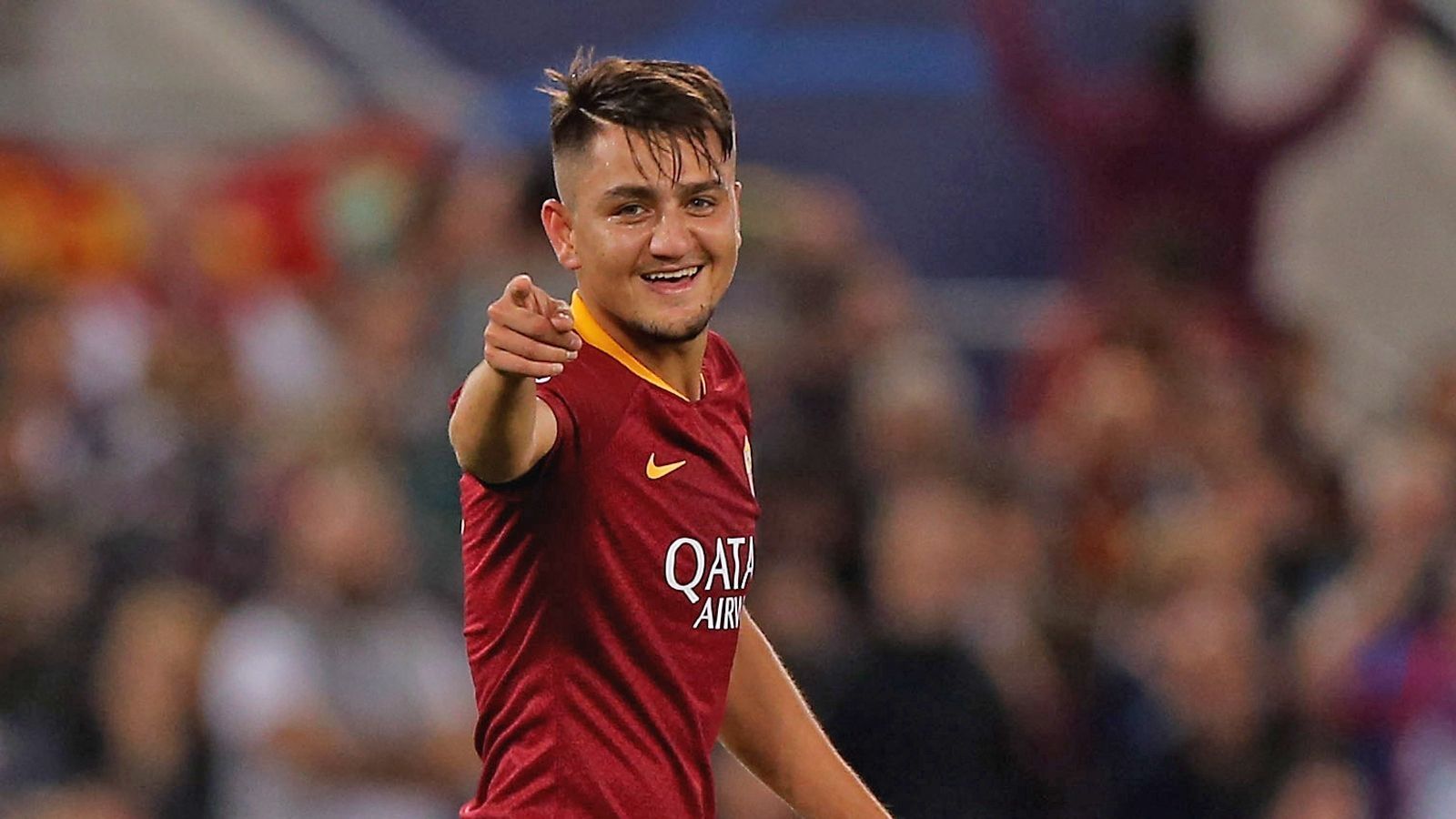 
                <strong>Cengiz Ünder</strong><br>
                Auch Cengiz Ünder von der Roma soll ein Kandidat bei den Bayern sein, dem italienischen Transferexperten Gianluca Di Marzio sogar die dritte Wahl nach Sane und Dembele. Der 21-jährige Linksfuß wäre demnach für 60 Millionen Euro zu haben und vor allem eine Alternative für die rechte Seite. Knüpft Ünder an die Leistungen seines berühmten Vorgängers auf dieser Position an, dürfte den Bayern das Geld durchaus wert sein.
              