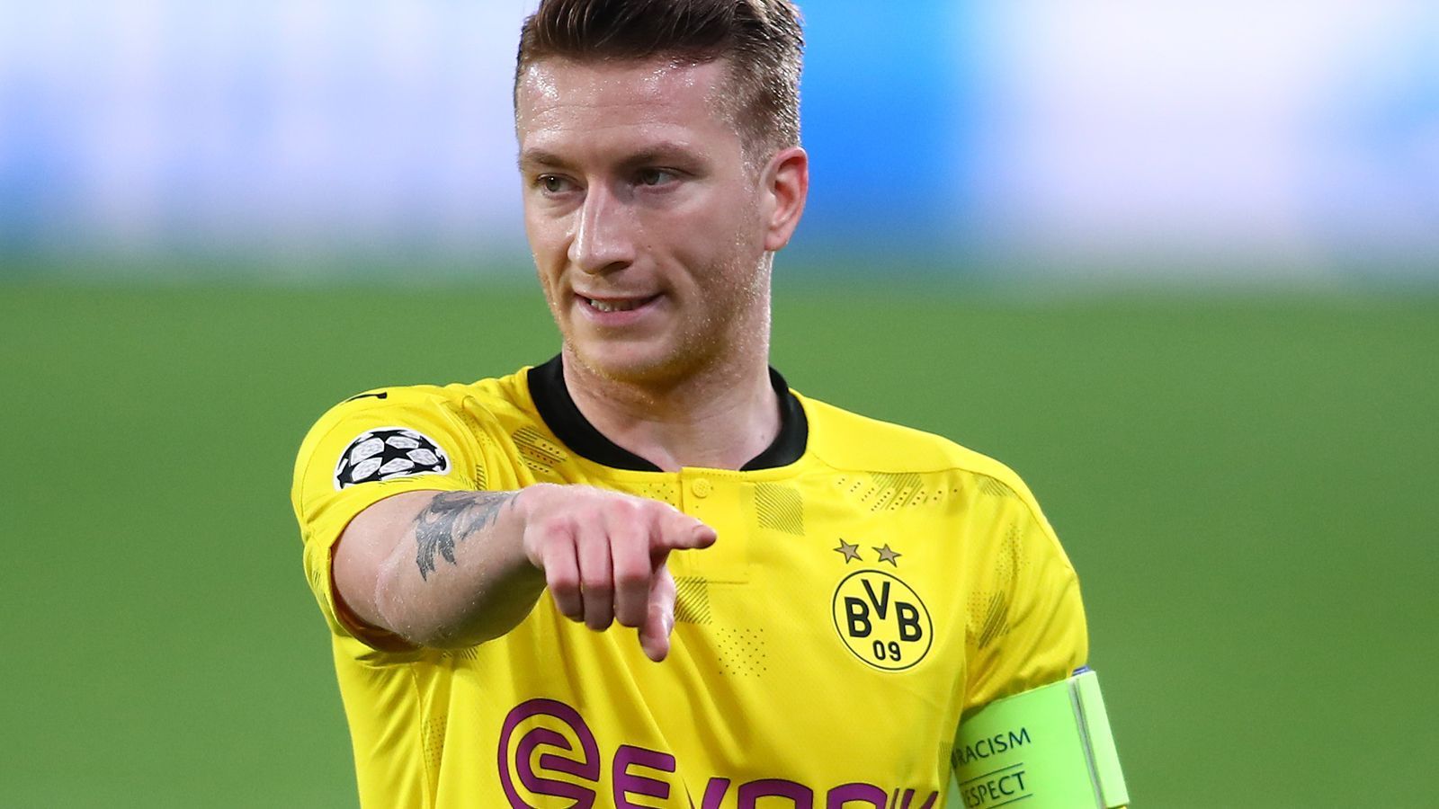 
                <strong>Marco Reus</strong><br>
                Der Offensivspieler braucht etwa 20 Minuten, um in das Spiel zu finden, wird dann aber immer stärker. Er arbeitet gut gegen den Ball und leitet dadurch auch das 3:1 ein. Nach einem Ballgewinn im Mittelfeld gibt er den Ball handlungsschnell an den Torschützen Haaland weiter. Nach 80 Minuten ist sein Arbeitstag beendet. ran-Note: 2
              