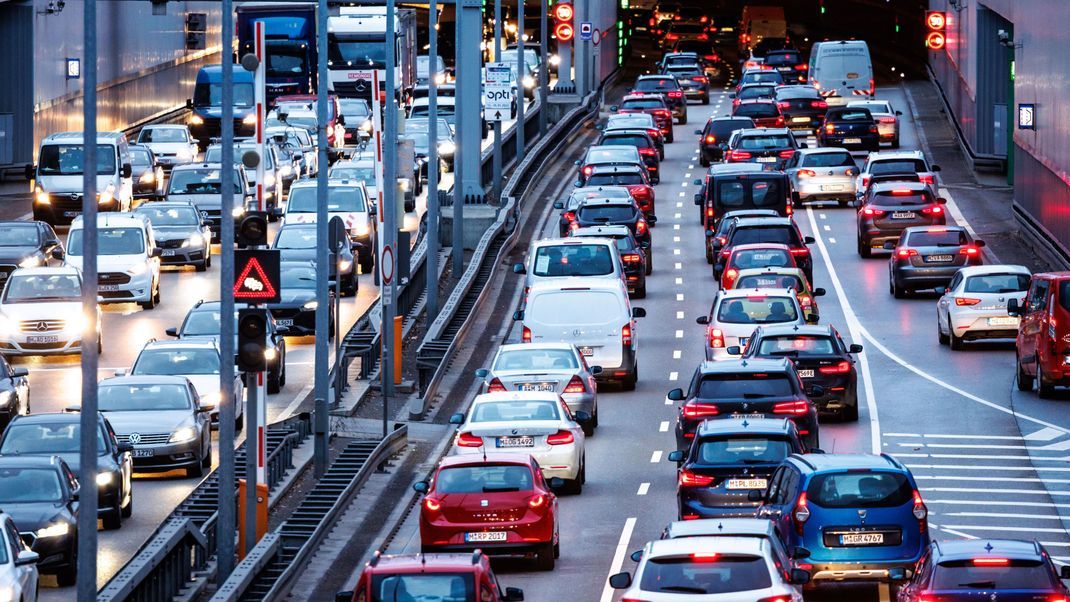 Der Verkehr staut sich im Berufsverkehr am Morgen am Tunnel Heckenstallerstraße auf dem Mittleren Ring. (Symbolbild)