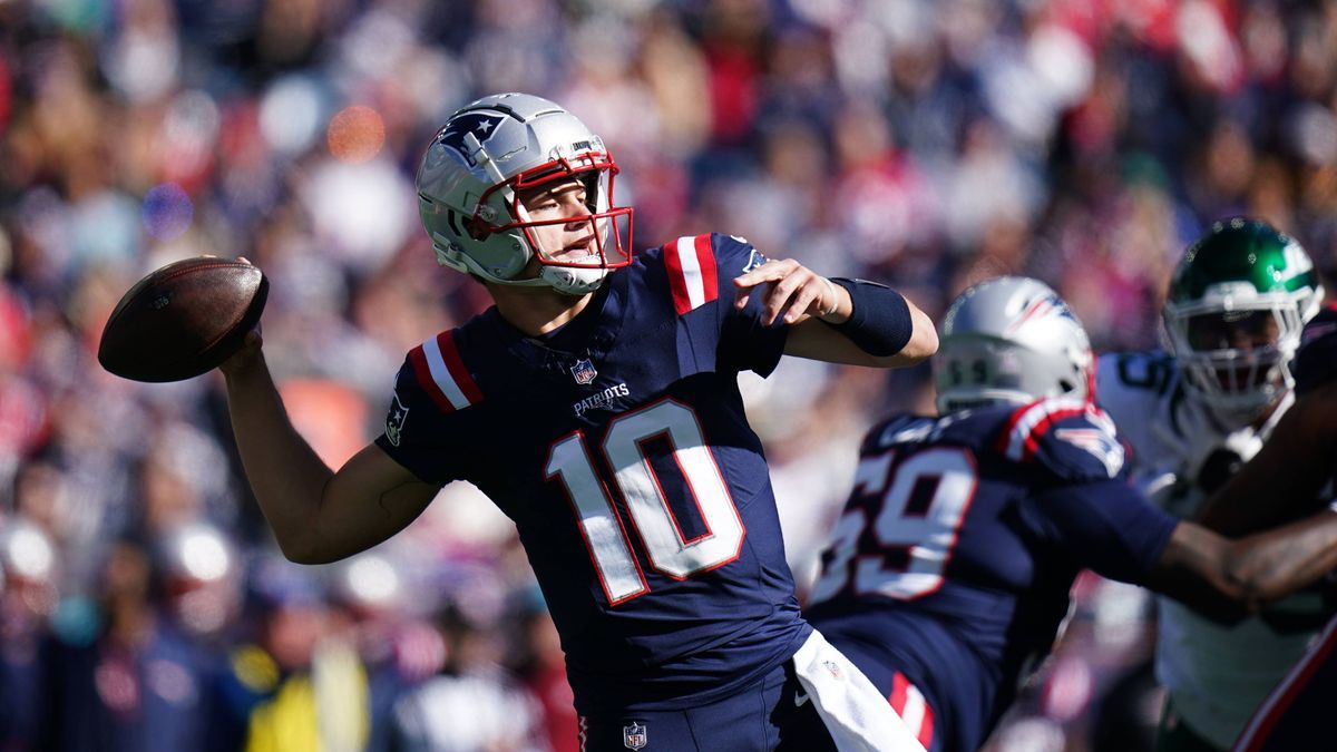 NFL, American Football Herren, USA New York Jets at New England Patriots Oct 27, 2024; Foxborough, Massachusetts, USA; New England Patriots quarterback Drake Maye (10) throws a pass against the New...