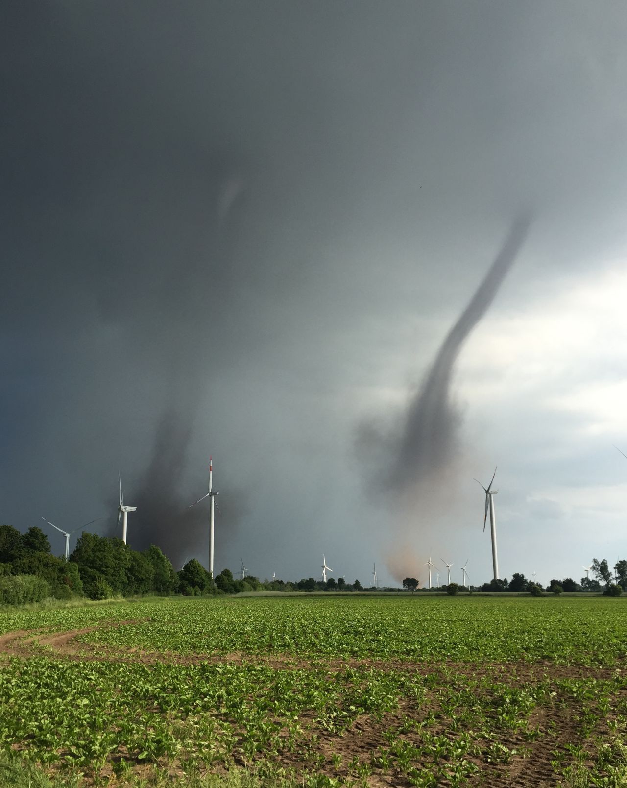 Jübek (Schleswig-Holstein), 2016: Tornados in Deutschland sind schon selten. Noch rarer aber sind aber Zwillingstornados wie diese.