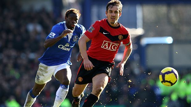 
                <strong>Rechtsverteidiger: Gary Neville</strong><br>
                Rechtsverteidiger: Gary Neville. Ein unermüdlicher Kämpfer für Manchester United. Von der Jugend bis einschließlich 2011 spielte er unter Ferguson und knackte dabei die Marke von 600 Spielen. "Er war viele Jahre einer der besten auf seiner Position", sagt Zinedine Zidane.
              