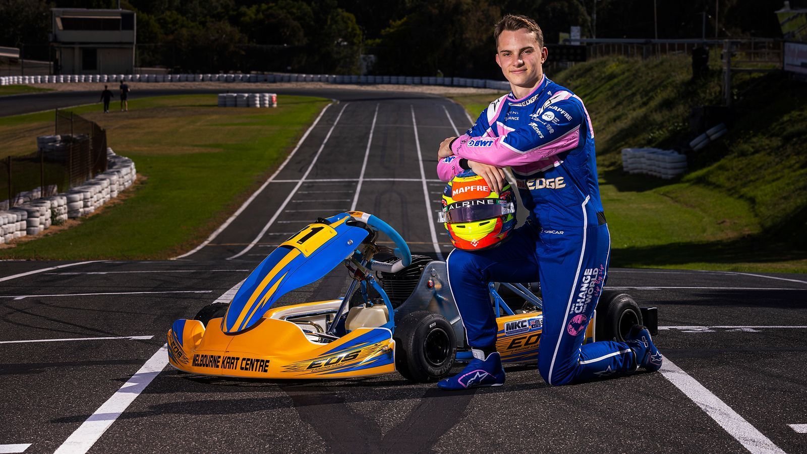 
                <strong>Mit 9 ins Kart, mit 15 nach Europa</strong><br>
                Seine Motorsport-Karriere begann Piastri wie fast alle heutigen Motorsport-Stars in jungen Jahren im Go-Kart. Mit neun Jahren startete seine Laufbahn, immerhin schon mit dem australischen Kart-Champion James Sera als Mentor. Mit 15 Jahren entschied sich die Familie Piastri, für Oscars Motorsportkarriere nach Großbritannien zu ziehen. Es war der Startschuss für eine eindrucksvolle Laufbahn in den europäischen Nachwuchsserien.
              