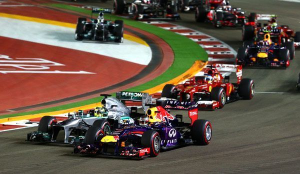 
                <strong>Mercedes muckt auf</strong><br>
                Doch plötzlich taucht in der ersten Kurve der von Platz zwei gestartete Mercedes-Pilot Nico Rosberg neben Sebastian Vettel auf. Der Weltmeister kann sich knapp behaupten. Im Hintergrund nimmt Rosberg-Kollege Lewis Hamilton verbotenerweise eine Abkürzung
              