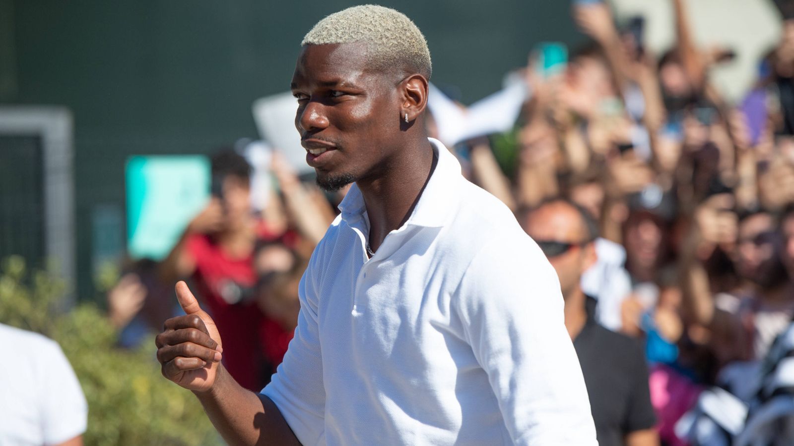 
                <strong>Paul Pogba</strong><br>
                Paul Pogba ist zurück in Turin. Der 29-Jährige schließt sich im Sommer 2022, nach sechs Jahren bei Manchester United, wieder der "Alten Dame" an. Damit verpflichten die Italiener den französischen Weltmeister schon zum zweiten Mal in dessen Karriere ablösefrei. Bereits 2012 holte der frühere Serie-A-Meister den großgewachsenen Mittelfeldspieler, damals ebenfalls schon von Manchester United und ebenfalls zum Nulltarif. Nun soll der Routinier nach seiner Rückkehr nach Turin eine neue Erfolgs-Ära bei Juventus einleiten.
              