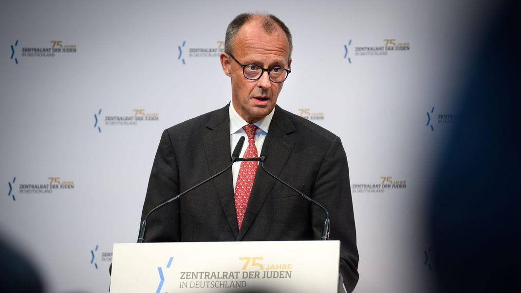 Friedrich Merz hat bei der Jubiläumsfeier des Zentralrats der Juden die Solidarität Deutschlands mit Israel hervorgehoben.
