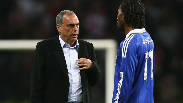 
                <strong>Avram Grant (2007 - 2008)</strong><br>
                Avram Grant (2007 - 2008): Grant wird zum ersten Interims-Coach unter Abramowitsch. Der Israeli bringt Chelsea 2008 ins Champions-League-Finale, unterliegt dort aber Manchester United im Elfmeterschießen. 
              