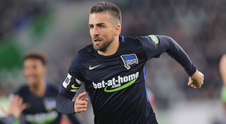 
                <strong>Vedad Ibisevic auf den Spuren von Gerd Müller</strong><br>
                Vedad Ibisevic ist im Spiel gegen den VfL Wolfsburg ein echter Blitzstart gelungen: Bereits nach 22 Sekunden überwand der Bosnier VfL-Torwart Koen Casteels und erzielte seinen ersten Saisontreffer! "Das war wohl das schnellste Tor meiner Karriere", sagte der Hertha-Stürmer später bei "Sky". Doch Ibisevic ist dieses Kunststück nicht zum ersten Mal geglückt, er ist Wiederholungstäter. Gegen Wolfsburg traf der 33-Jährige schon zum vierten Mal in seiner Bundesliga-Karriere in der ersten Spielminute. Das hat zuvor nur Bayern-Legende und Bundesliga-Rekordtorschütze Gerd Müller geschafft. 
              